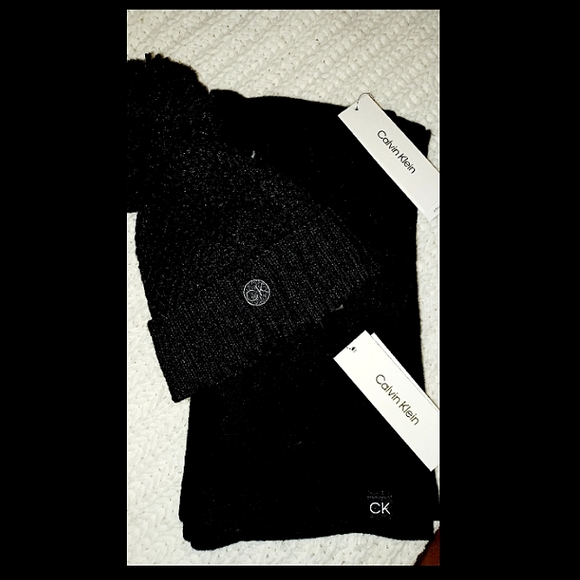 NWT* CALVIN KLEIN, INFINITY LOOP WRAP &  POM POM BEANIE IN PLUSH BLACK - Picture 3 of 5